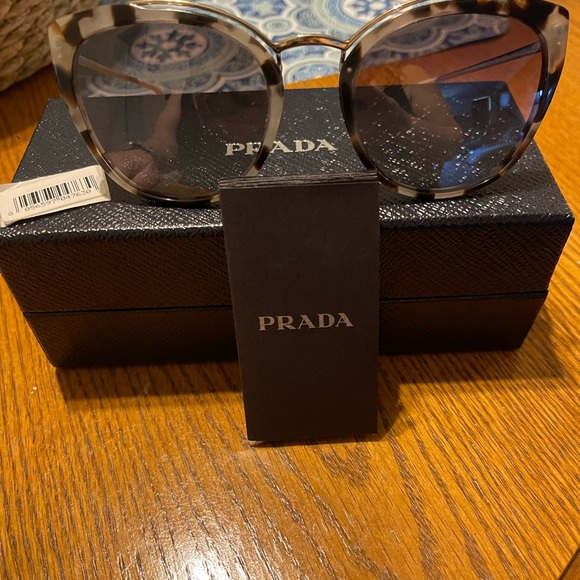 Prada cat eye sunglasses. Tortoise shell. Missing plastic nose pieces. - Picture 4 of 4